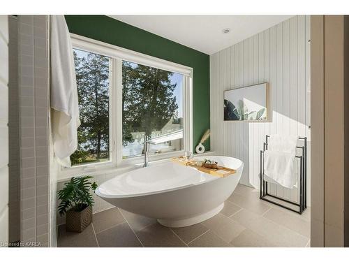 86 Lakeshore Boulevard, Kingston, ON - Indoor Photo Showing Bathroom