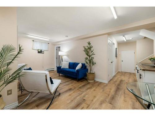 86 Lakeshore Boulevard, Kingston, ON - Indoor Photo Showing Living Room