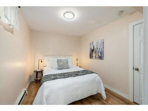 86 Lakeshore Boulevard, Kingston, ON - Indoor Photo Showing Bedroom