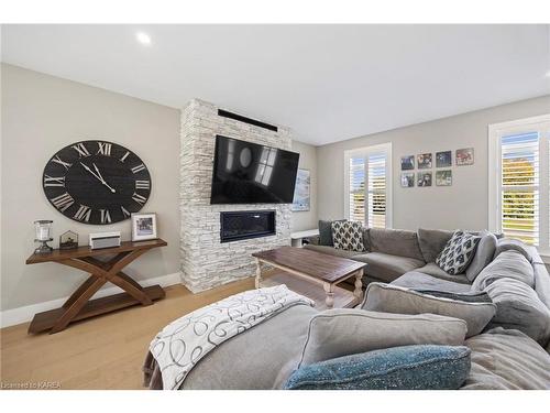 247 Arnold Street, Kingston, ON - Indoor Photo Showing Living Room