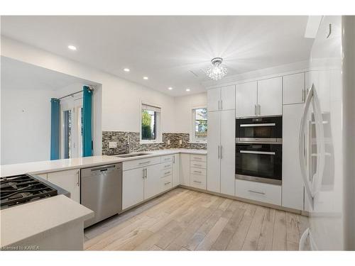 94 Manor Road, Bath, ON - Indoor Photo Showing Kitchen With Upgraded Kitchen