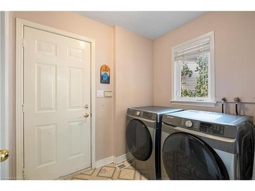 94 Manor Road, Bath, ON - Indoor Photo Showing Laundry Room