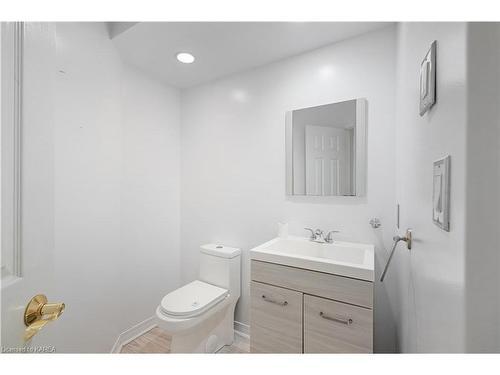 94 Manor Road, Bath, ON - Indoor Photo Showing Bathroom