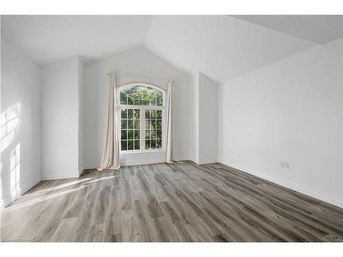 94 Manor Road, Bath, ON - Indoor Photo Showing Other Room