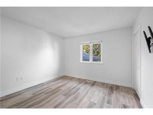 94 Manor Road, Bath, ON - Indoor Photo Showing Other Room