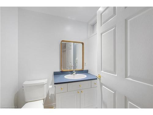 94 Manor Road, Bath, ON - Indoor Photo Showing Bathroom