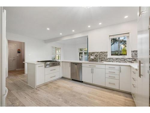 94 Manor Road, Bath, ON - Indoor Photo Showing Kitchen With Upgraded Kitchen