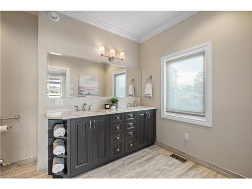 474 Dundas Street, Napanee, ON - Indoor Photo Showing Bathroom