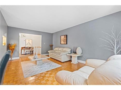 862 Kilburn Street, Kingston, ON - Indoor Photo Showing Living Room