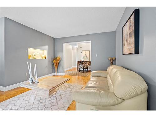 862 Kilburn Street, Kingston, ON - Indoor Photo Showing Living Room