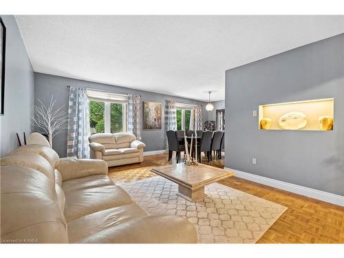 862 Kilburn Street, Kingston, ON - Indoor Photo Showing Living Room