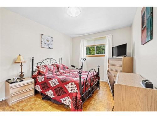 862 Kilburn Street, Kingston, ON - Indoor Photo Showing Bedroom