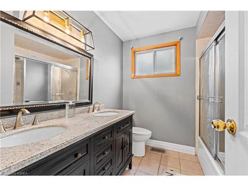 862 Kilburn Street, Kingston, ON - Indoor Photo Showing Bathroom