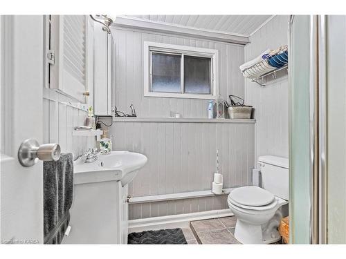 862 Kilburn Street, Kingston, ON - Indoor Photo Showing Bathroom