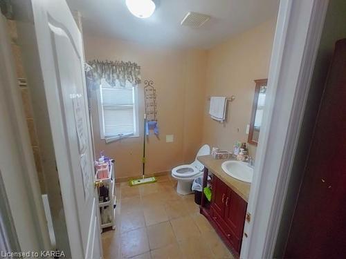 16 James Street, Kingston, ON - Indoor Photo Showing Bathroom