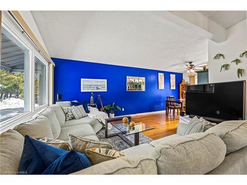 201 Old Orchard Road, Bath, ON - Indoor Photo Showing Living Room