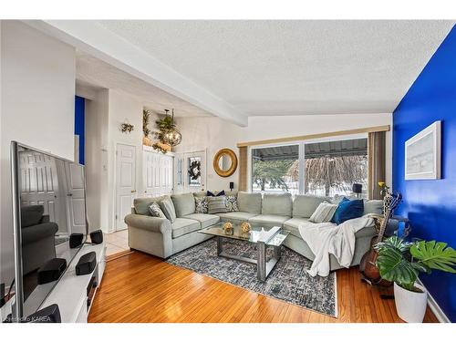 201 Old Orchard Road, Bath, ON - Indoor Photo Showing Living Room