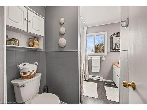 201 Old Orchard Road, Bath, ON - Indoor Photo Showing Bathroom