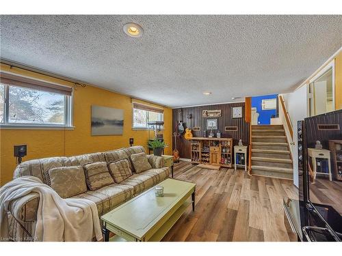 201 Old Orchard Road, Bath, ON - Indoor Photo Showing Living Room