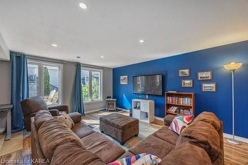 1151 Escala Crescent, Kingston, ON - Indoor Photo Showing Living Room