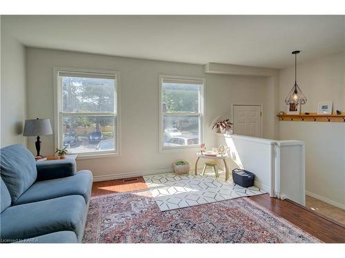 930 Amberdale Crescent, Kingston, ON - Indoor Photo Showing Living Room