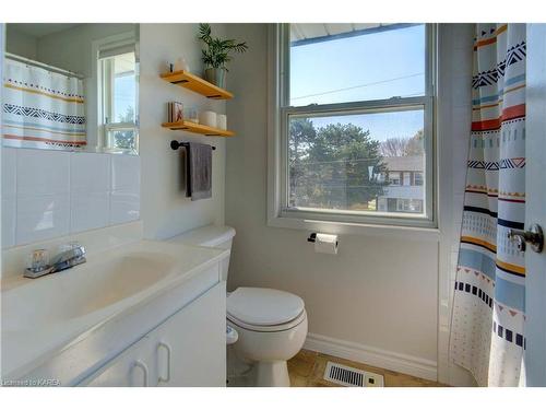 930 Amberdale Crescent, Kingston, ON - Indoor Photo Showing Bathroom