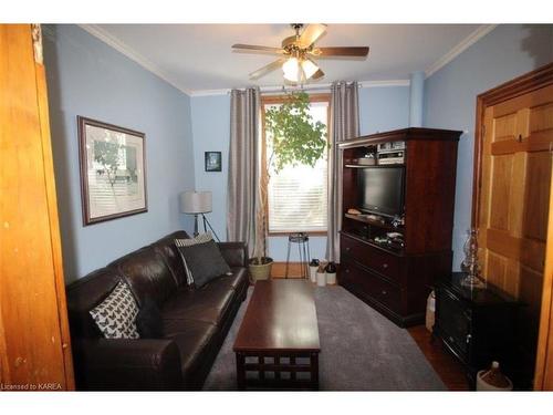 270 Wellington Street, Kingston, ON - Indoor Photo Showing Living Room