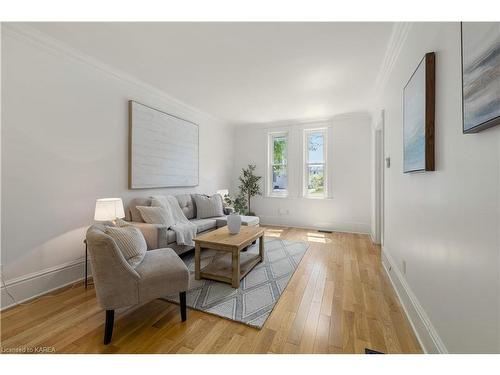 284 John Street, Gananoque, ON - Indoor Photo Showing Living Room