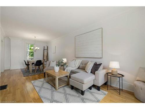 284 John Street, Gananoque, ON - Indoor Photo Showing Living Room