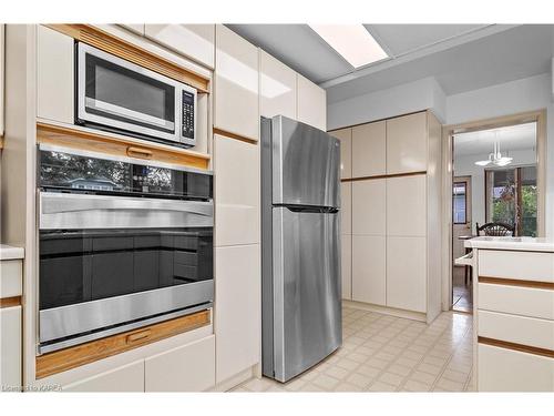 130 Factory Lane, Bath, ON - Indoor Photo Showing Kitchen