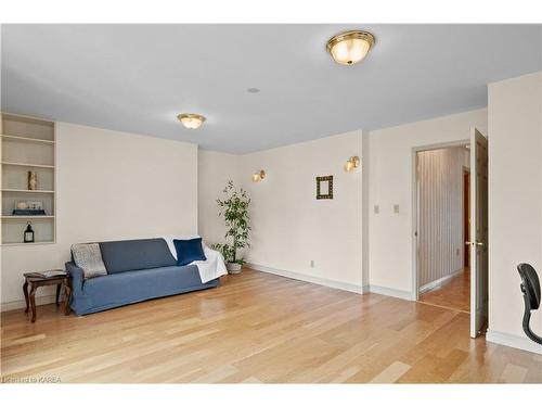 130 Factory Lane, Bath, ON - Indoor Photo Showing Living Room