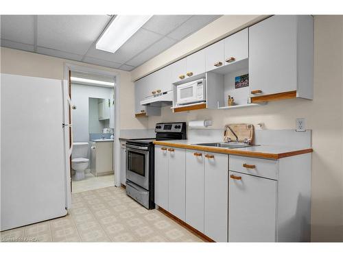 130 Factory Lane, Bath, ON - Indoor Photo Showing Kitchen