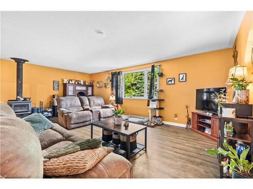 5193 Wilmer Road, Perth Road Village, ON - Indoor Photo Showing Living Room