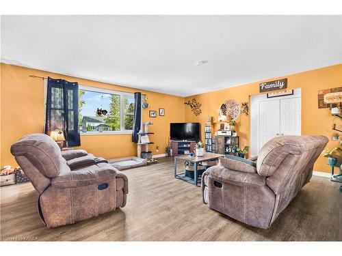 5193 Wilmer Road, Perth Road Village, ON - Indoor Photo Showing Living Room