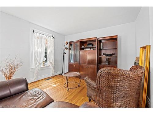 174 John Street, Napanee, ON - Indoor Photo Showing Living Room