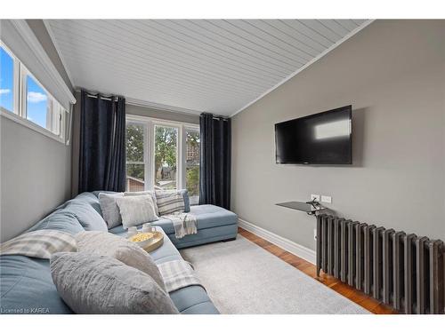 81 Wellington Street, Kingston, ON - Indoor Photo Showing Living Room