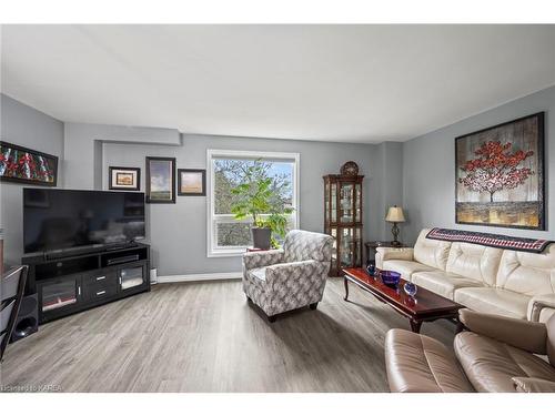 588 Whistler Terrace, Kingston, ON - Indoor Photo Showing Living Room