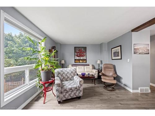 588 Whistler Terrace, Kingston, ON - Indoor Photo Showing Living Room