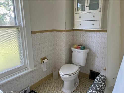 463 Elva Avenue, Kingston, ON - Indoor Photo Showing Bathroom