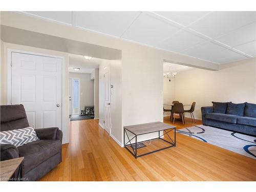 866 Muirfield Crescent, Kingston, ON - Indoor Photo Showing Living Room