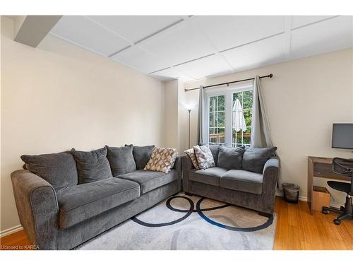 866 Muirfield Crescent, Kingston, ON - Indoor Photo Showing Living Room