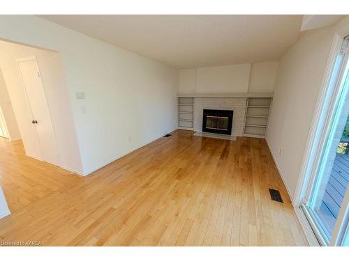 900 Ambleside Crescent, Kingston, ON - Indoor Photo Showing Living Room With Fireplace