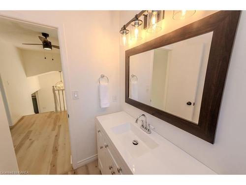 900 Ambleside Crescent, Kingston, ON - Indoor Photo Showing Bathroom