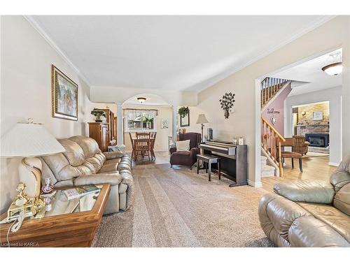 914 Rowantree Crescent, Kingston, ON - Indoor Photo Showing Living Room