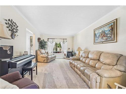 914 Rowantree Crescent, Kingston, ON - Indoor Photo Showing Living Room