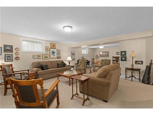 501 Gore Road, Kingston, ON - Indoor Photo Showing Living Room