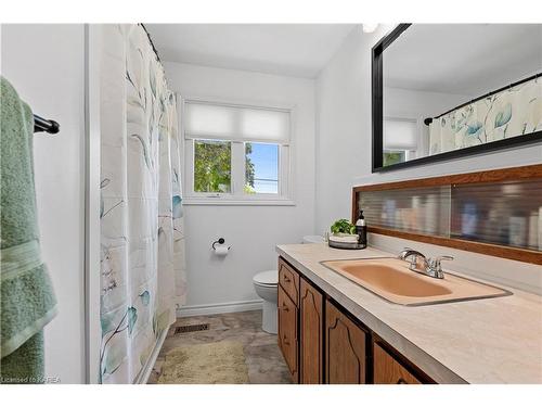 518 Main Street, Bath, ON - Indoor Photo Showing Bathroom