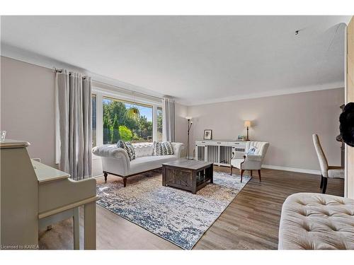 518 Main Street, Bath, ON - Indoor Photo Showing Living Room