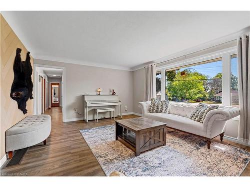 518 Main Street, Bath, ON - Indoor Photo Showing Living Room