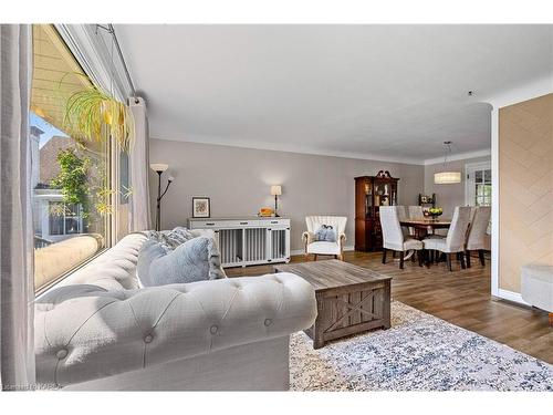 518 Main Street, Bath, ON - Indoor Photo Showing Living Room